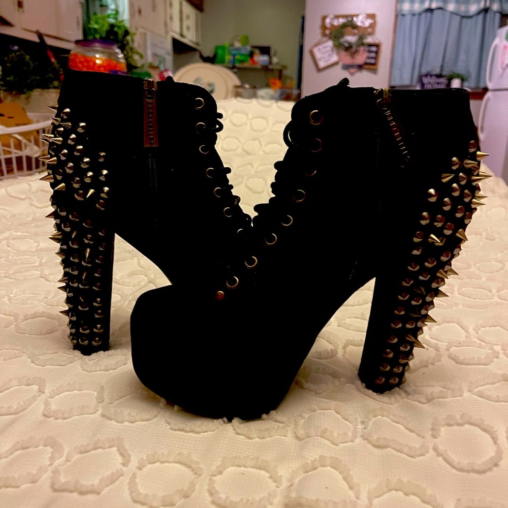 Scene heels